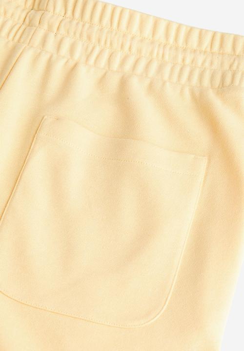 H&M - Regular fit sweatshorts - yellow