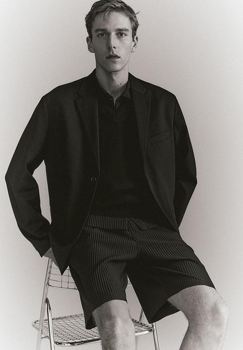 H&M - Regular fit pleated shorts - black