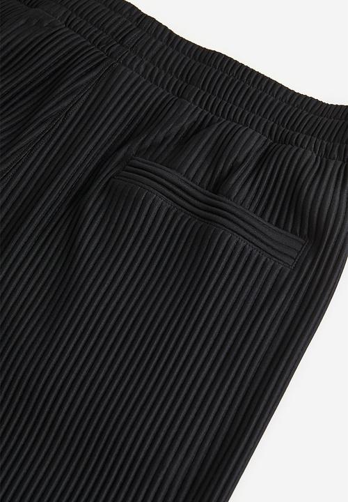 H&M - Regular fit pleated shorts - black