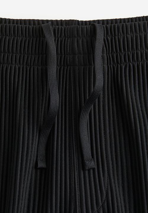 H&M - Regular fit pleated shorts - black