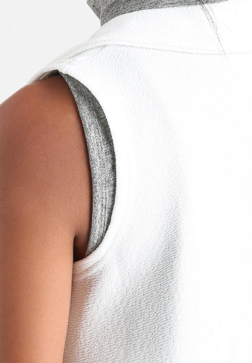 Influence. - Double Pocket Sleeveless Blazer