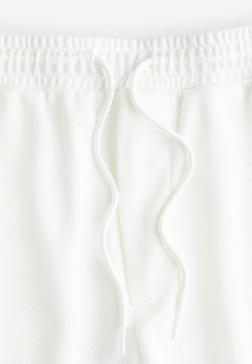H&M - Relaxed fit mesh shorts - white