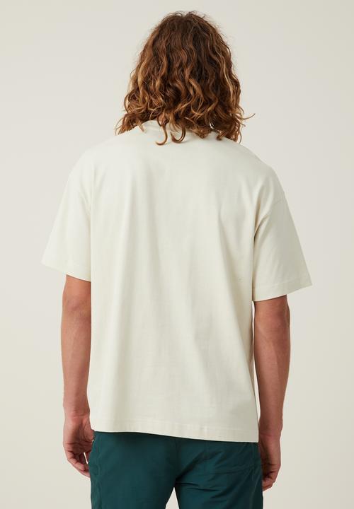 Cotton On - Box Fit Graphic T-Shirt - Ecru/Wilderness Awaits 