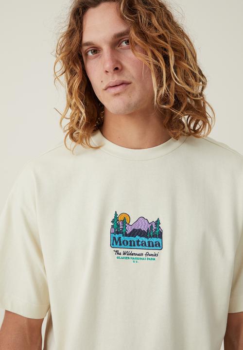 Cotton On - Box Fit Graphic T-Shirt - Ecru/Wilderness Awaits 