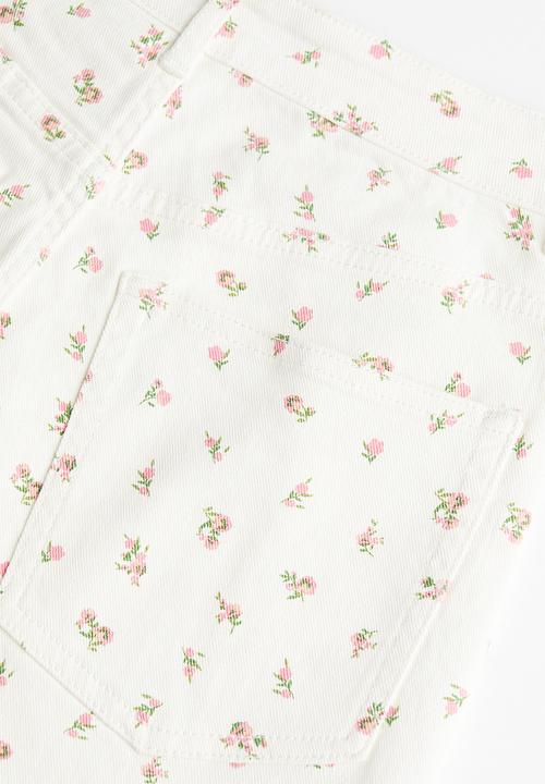 H&M - High-waisted twill shorts - cream floral 