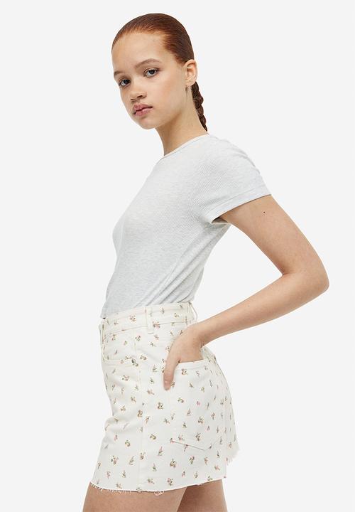 H&M - High-waisted twill shorts - cream floral 