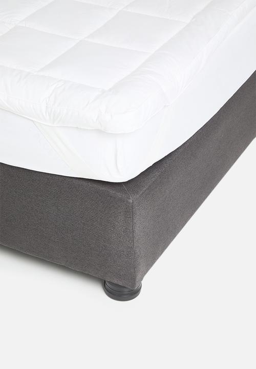 Sixth Floor - Down Alternative Mattress Topper - Cotton Gusset - white