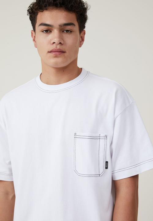 Cotton On - Box Fit Pocket T-Shirt - White/Civic Contrast 