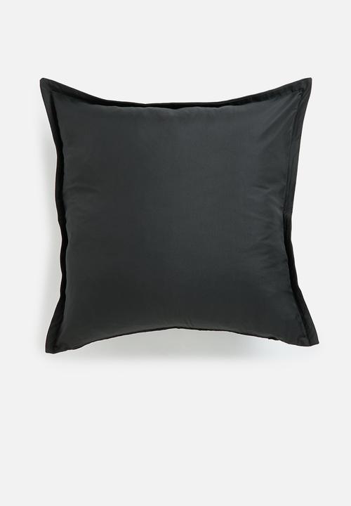 Grey Gardens - Rema cushion cover - black