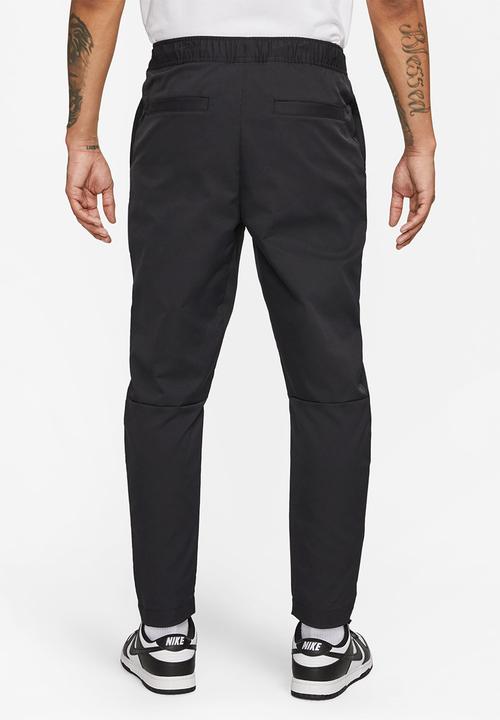 Nike - Club woven tapered leg  pants - black/white
