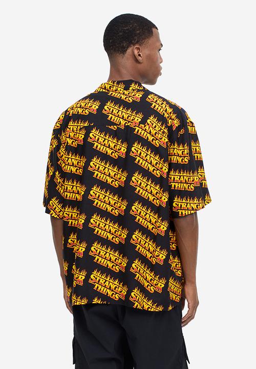 H&M - Relaxed fit patterned resort shirt - black/stranger things