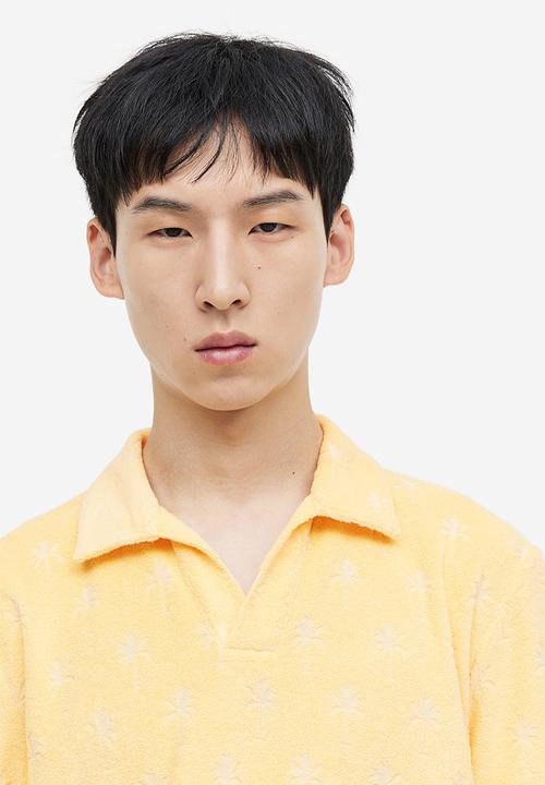 H&M - Regular fit terry polo shirt - yellow/palm trees