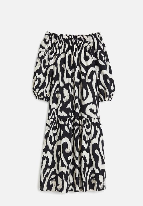 H&M - Oversized off-the-shoulder dress - black patterned