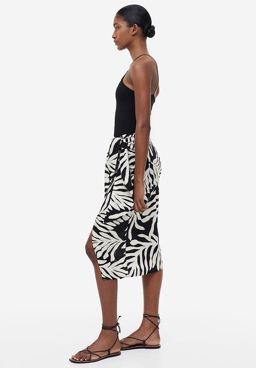 H&M - Linen-blend wrapover skirt - black leaf-patterned