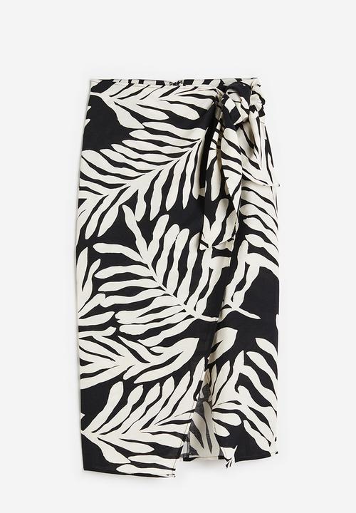 H&M - Linen-blend wrapover skirt - black leaf-patterned