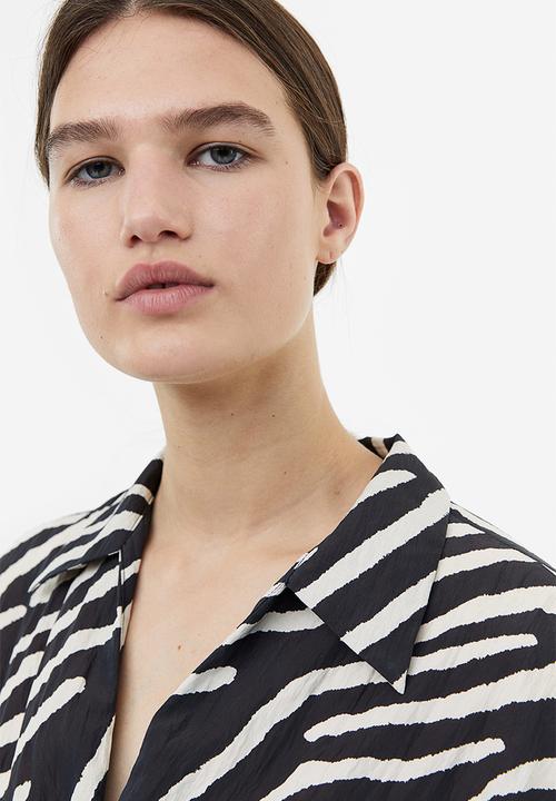 H&M - Tie-detail blouse - dark brown zebra print