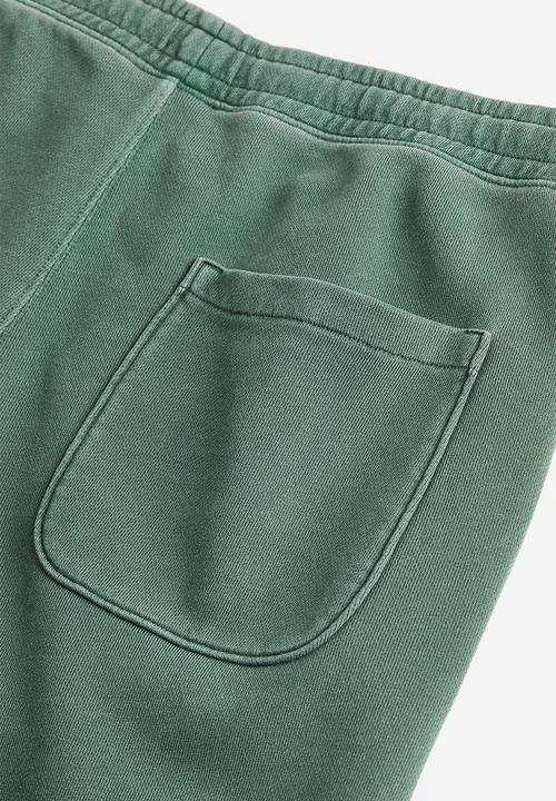 H&M - Regular fit sweatshorts - washed green