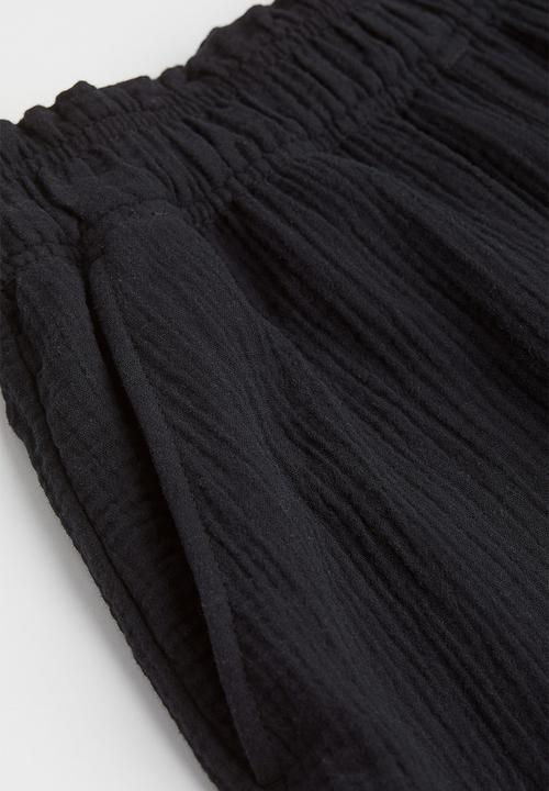 H&M - Crinkled cotton shorts - black
