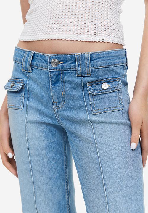 H&M - Flared low cargo jeans - light denim blue