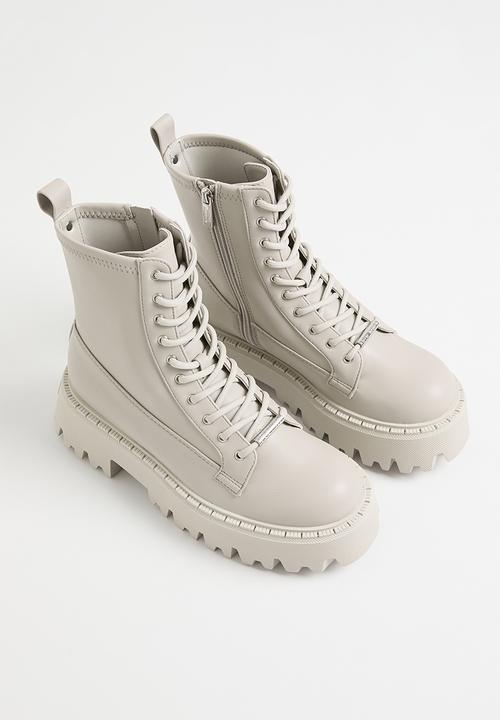 Steve Madden - Over-ride platform boot - bone