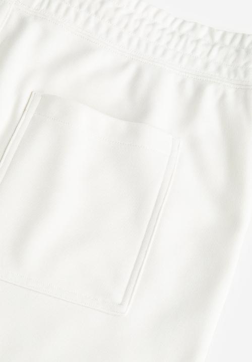 H&M - Coolmax® relaxed fit sweatshorts - white trust the process