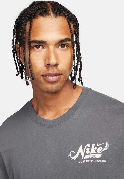 Nike -  Dri-FIT Fitness Tee Slub Gfx - Iron Grey