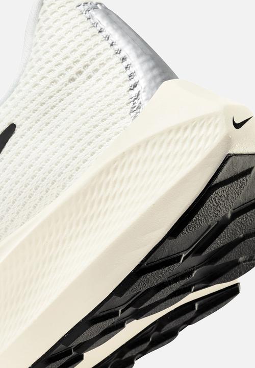 Nike - Nike pegasus 40 - sail/black-coconut milk/white