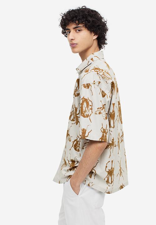 H&M - Relaxed fit short-sleeved cotton shirt - light grey/bugs 