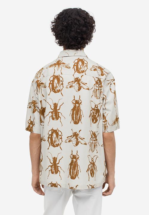 H&M - Relaxed fit short-sleeved cotton shirt - light grey/bugs 
