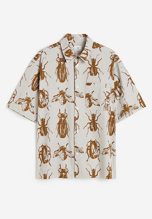 H&M - Relaxed fit short-sleeved cotton shirt - light grey/bugs 