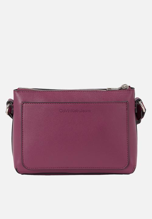 Calvin Klein - Sculpted camera pouch - purple
