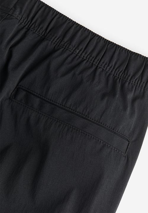 H&M - Slim fit nylon cargo joggers - black