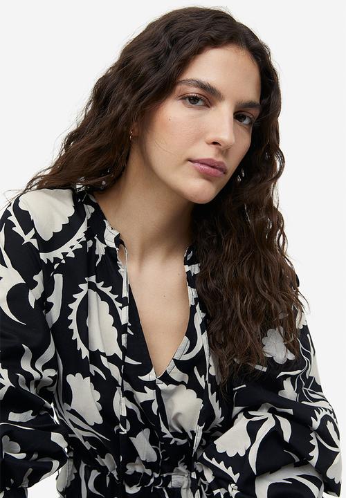 H&M - Tie-detail cotton dress - Black Patterned