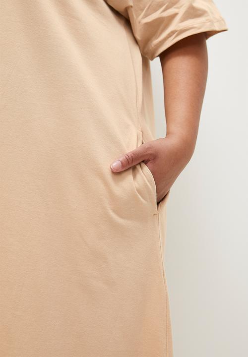 Superbalist - Plus trapeze T-shirt dress with pockets - neutral