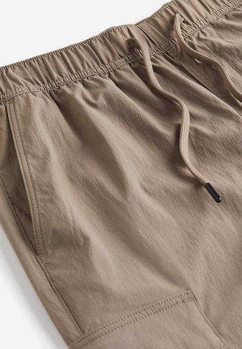 H&M - Slim fit nylon cargo joggers - beige