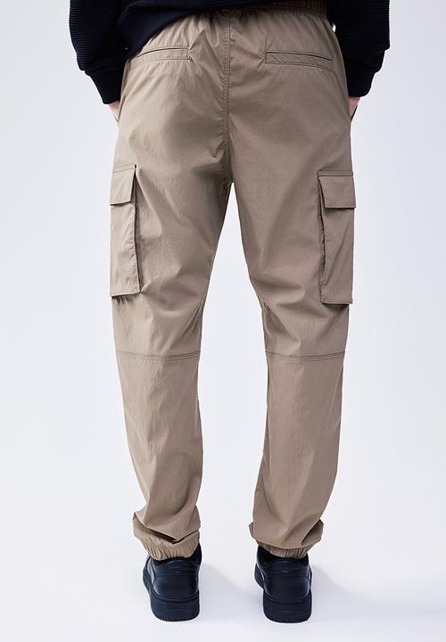 H&M - Slim fit nylon cargo joggers - beige