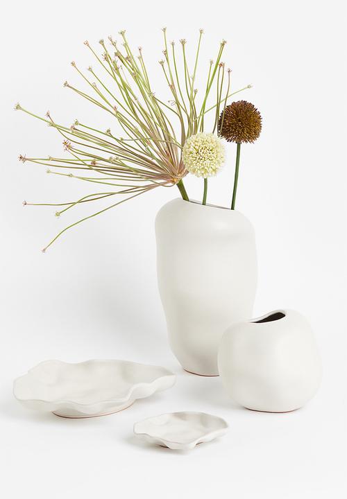 H&M - Tall terracotta vase - white