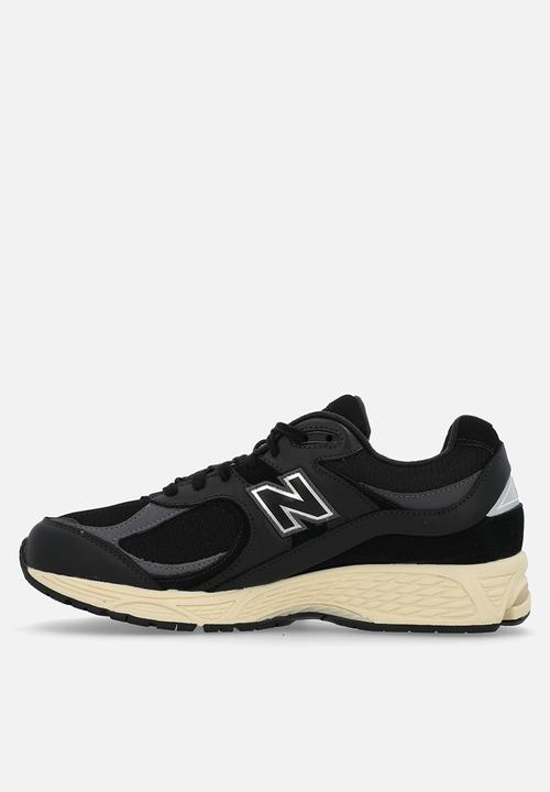 New Balance  - 2002R