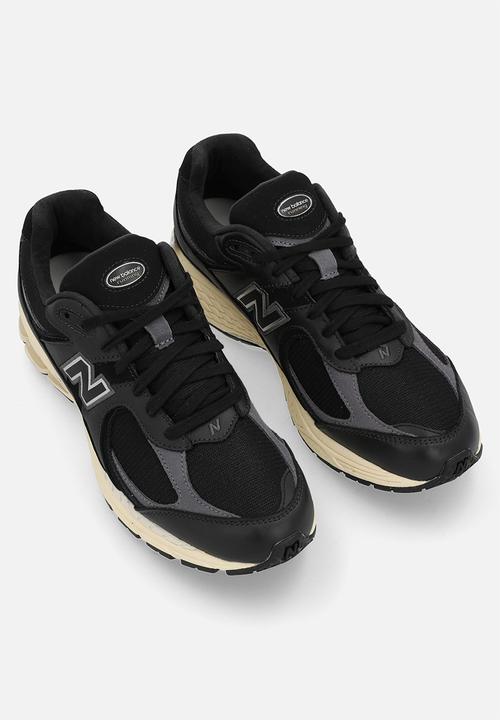 New Balance  - 2002R
