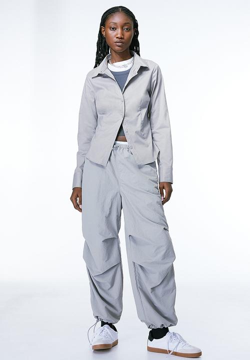 H&M - Fitted poplin shirt - grey