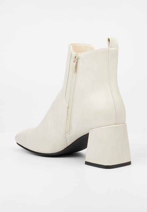 Butterfly Feet - Shardae 1 block heel boot - ivory