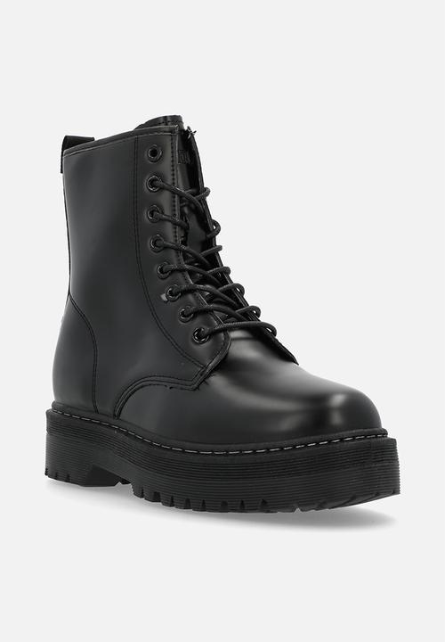 Madison® - Savannah platform lace-up boot - black