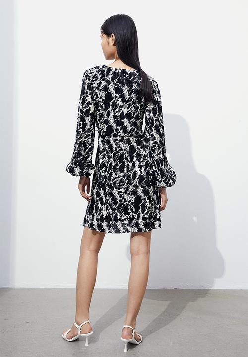 H&M - Plissé wrap dress - black/leopard print