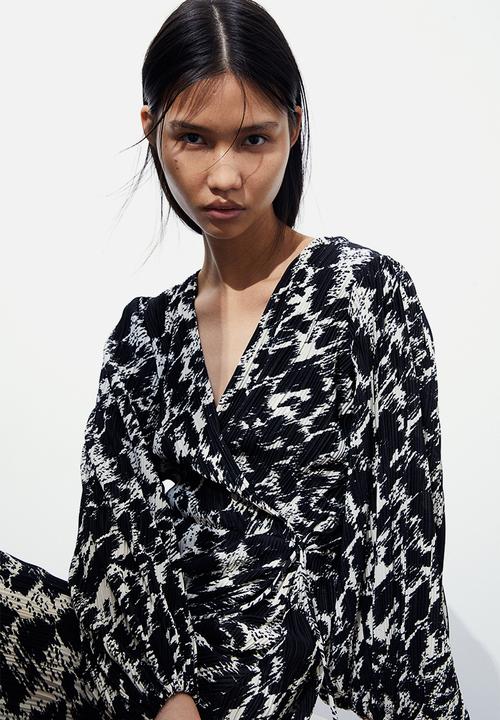H&M - Plissé wrap dress - black/leopard print