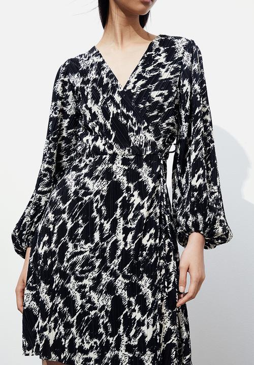 H&M - Plissé wrap dress - black/leopard print