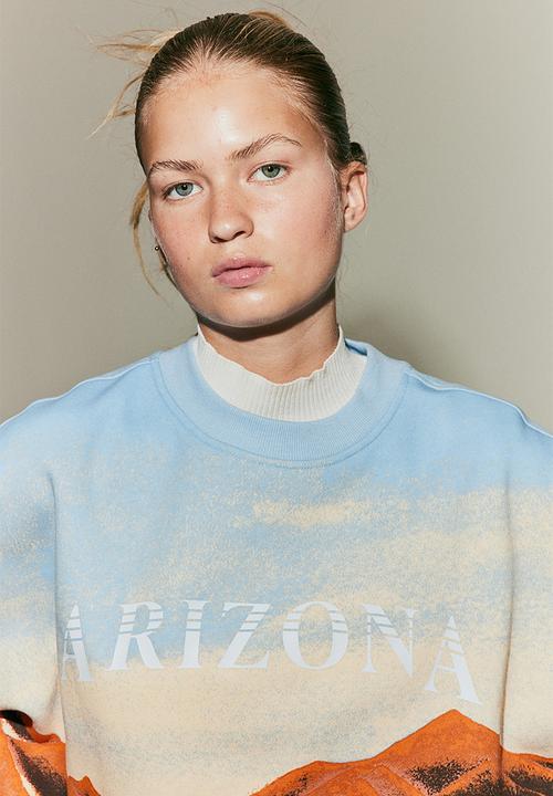 H&M - Oversized printed sweatshirt - light blue/arizona