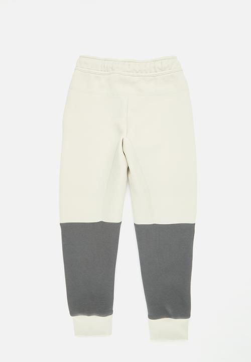 Nike - B Nsw Tech Flc Pant - Light Bone/Dark Grey/Black/Black