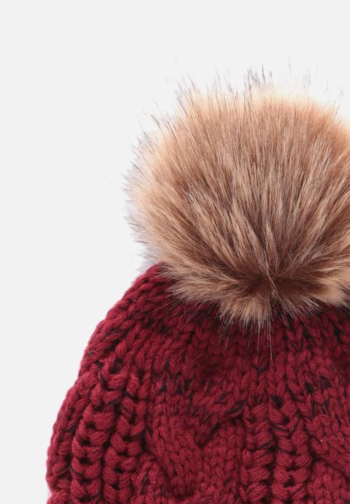 boohoo - Cable knit faux fur pom beanie - red