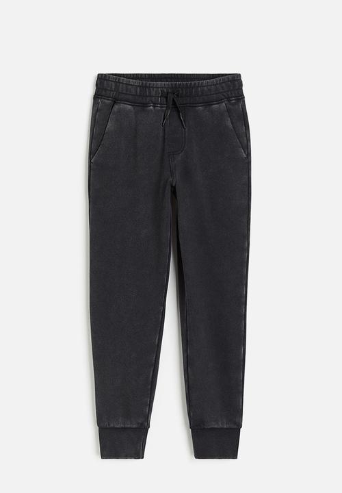 H&M - Printed joggers - black/washed out