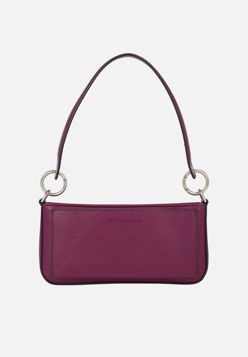 Calvin Klein - Sculpted shoulder pouch25 mono - amaranth